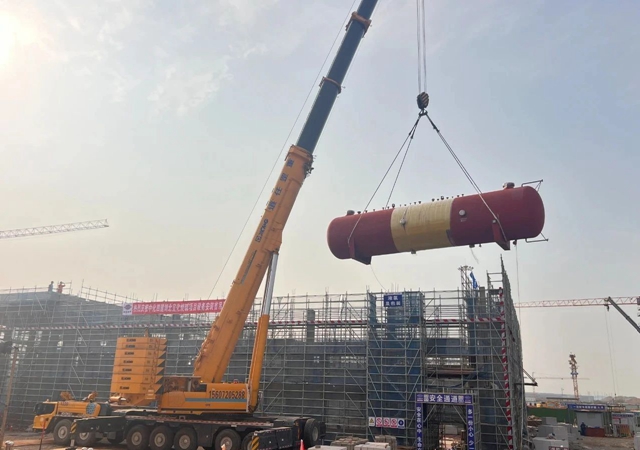 首臺大型設備“落戶”，氯堿新能源項目吹響工程設備安裝新號角！(圖1)