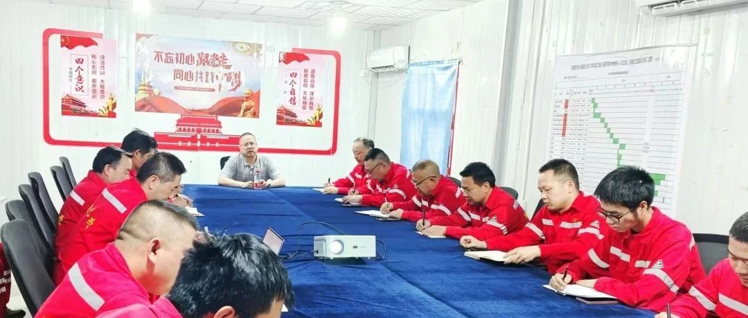 化機(jī)公司黨委書記、董事長(zhǎng)、總經(jīng)理?xiàng)钪袧傻叫陆?xiàng)目部現(xiàn)場(chǎng)辦公